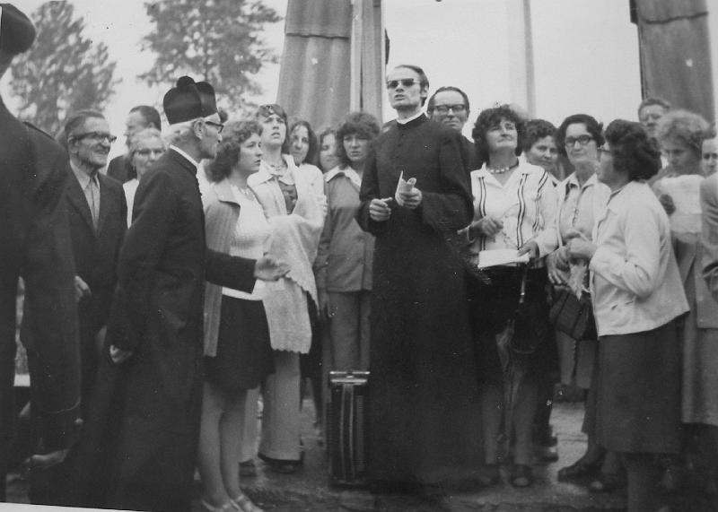 parafia polskokatolicka 1_46.jpg - Rok 1977. Parafianie z ks. E. Elerowskim i T. Elerowskim na uroczystości  XX. lecia parafii w Bolesławiu k /Olkusza